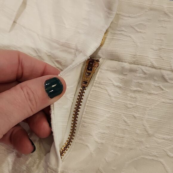 Beautiful white Vineyard Vines shorts with unique design size 4! - Picture 8 of 12